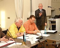 Horst Fichtmüller spricht vor der Stadtverordnetenversammlung Angermünde.