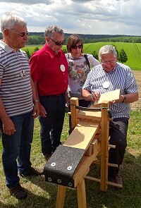 Erhard Bohm an der Schindelbank