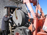 Der Läuferstein wird in die Mühle gebracht.