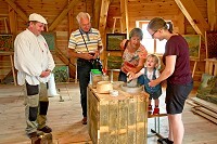 Die kleine Müllerin an der Handmühle.