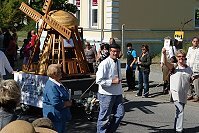 Das Mühlenmodell beim Festumzug am Brandenburg-Tag in Schwedt/Oder