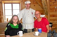 Ingo Waligora mit Besuchern der Mühle.
