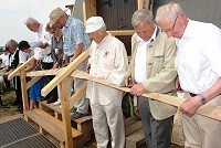 Das Band vor dem Eingang der Mühle Greiffenberg wird durchschnitten