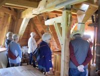 Besuchergruppe in der Mühle