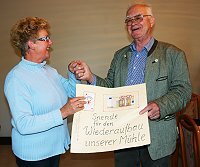 Frau Pieske übergibt Spendenbescheinigung an Vereinsvorsitzenden Horst Fichtmüller .