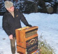 Horst Fichtmüller an der Drehorgel