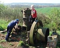 Kinder erkunden den alten Mühlen-Dieselmotor