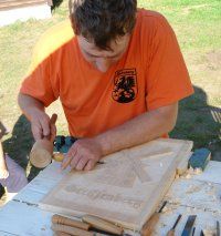 Ingo Waligora bei der Schnitzarbeit am Mühlen-Relief